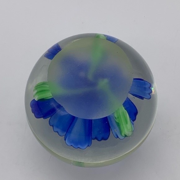Beautiful Cobalt Blue & White Peony Handblown Art Glass Vintage Paperweight - Picture 7 of 9